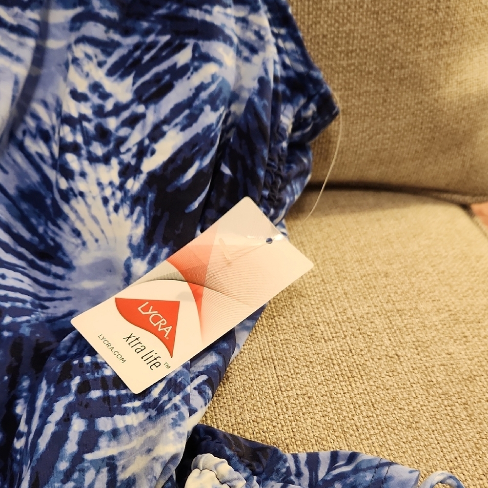 Lands' End Blue and White Tie-Dye Tank Top. ALL CLOTHING 4 FOR $15!! - Picture 4 of 8